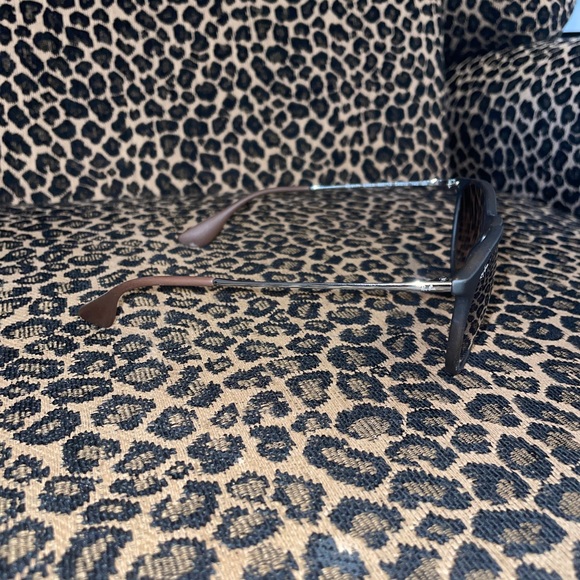 Ray ban sunglasses worn less than 5 times. Excellent condition